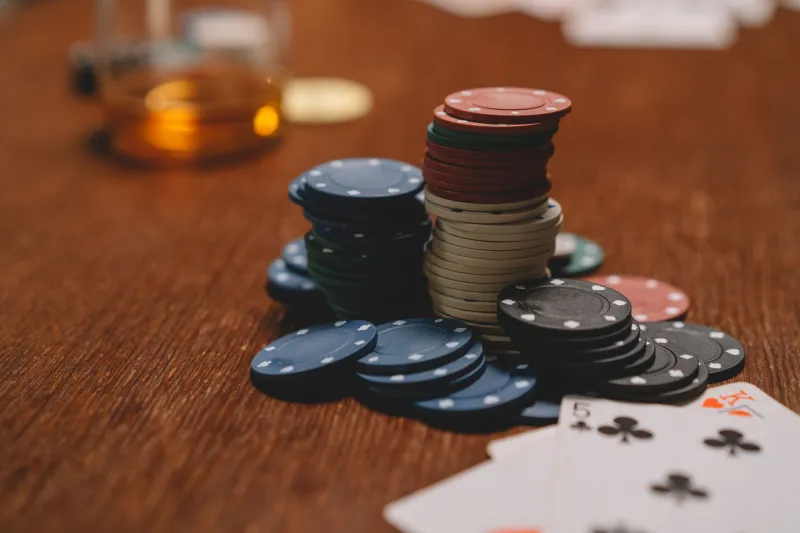 3bet et profondeur de pile : ajustez votre stratégie de relance à chaque configuration pour ne plus laisser de valeur sur la table