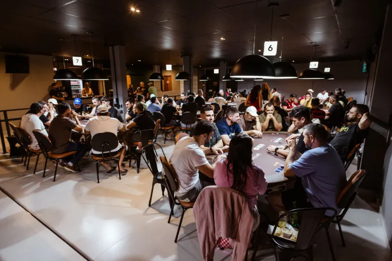 Poker en ligne : les créneaux horaires où les tables françaises deviennent les plus profitables