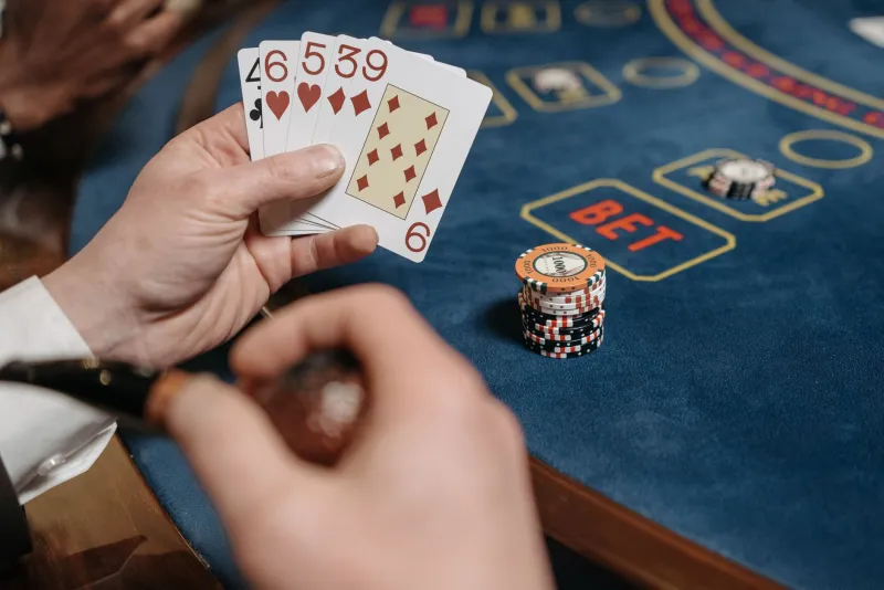 Sizing tells : ces habitudes de mise qui vous rendent transparent aux yeux de vos adversaires les plus affûtés