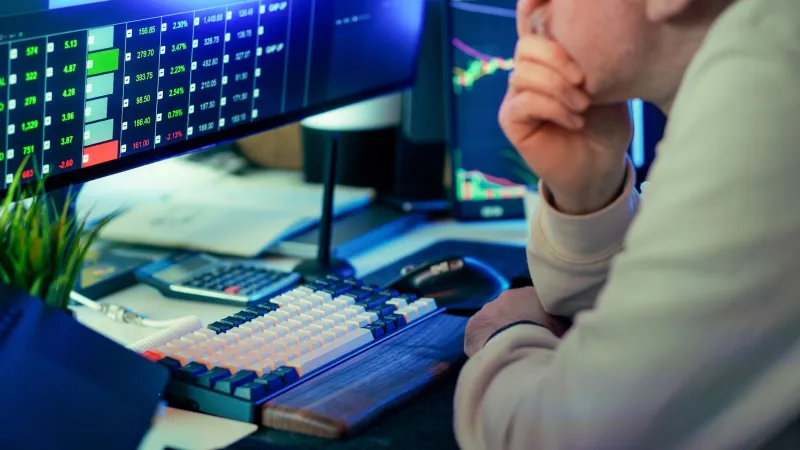 Variance au poker : l'ennemi intérieur que vous croyez dompter mais qui vous mène par le bout du nez